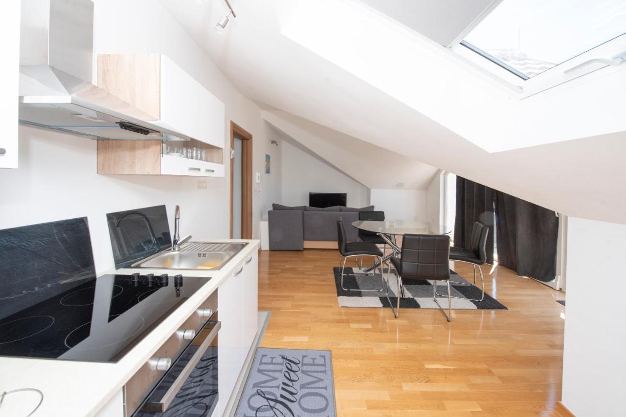 Sunny Attic Apartment With Balcony & Modern City Apartment With Outdoor Area, No Balcony Trogir Extérieur photo