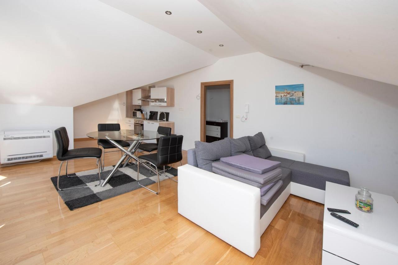 Sunny Attic Apartment With Balcony & Modern City Apartment With Outdoor Area, No Balcony Trogir Extérieur photo